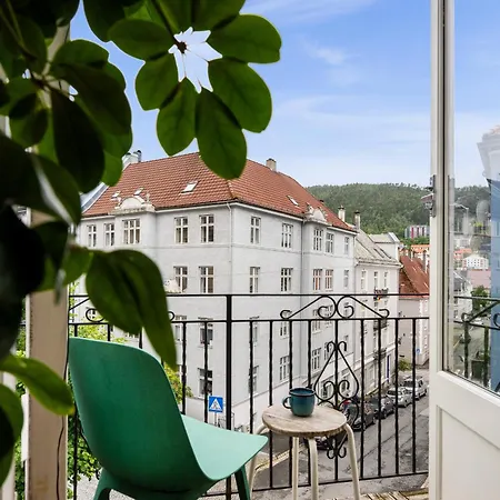 Centrally Located With Balcony * Μπέργκεν